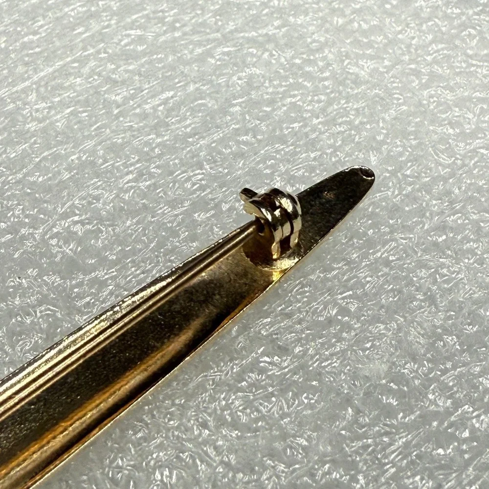 Vintage Gold Tone Ribbed Bar Brooch Mid Century Unsigned Tailored Lapel Clasp